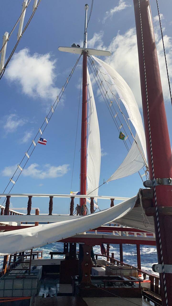 Sails set and the Bonaire flag flying from the mast while under way